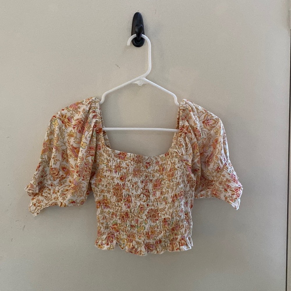 Billabong crop top size medium. Never worn, tags still on. Puff sleeve